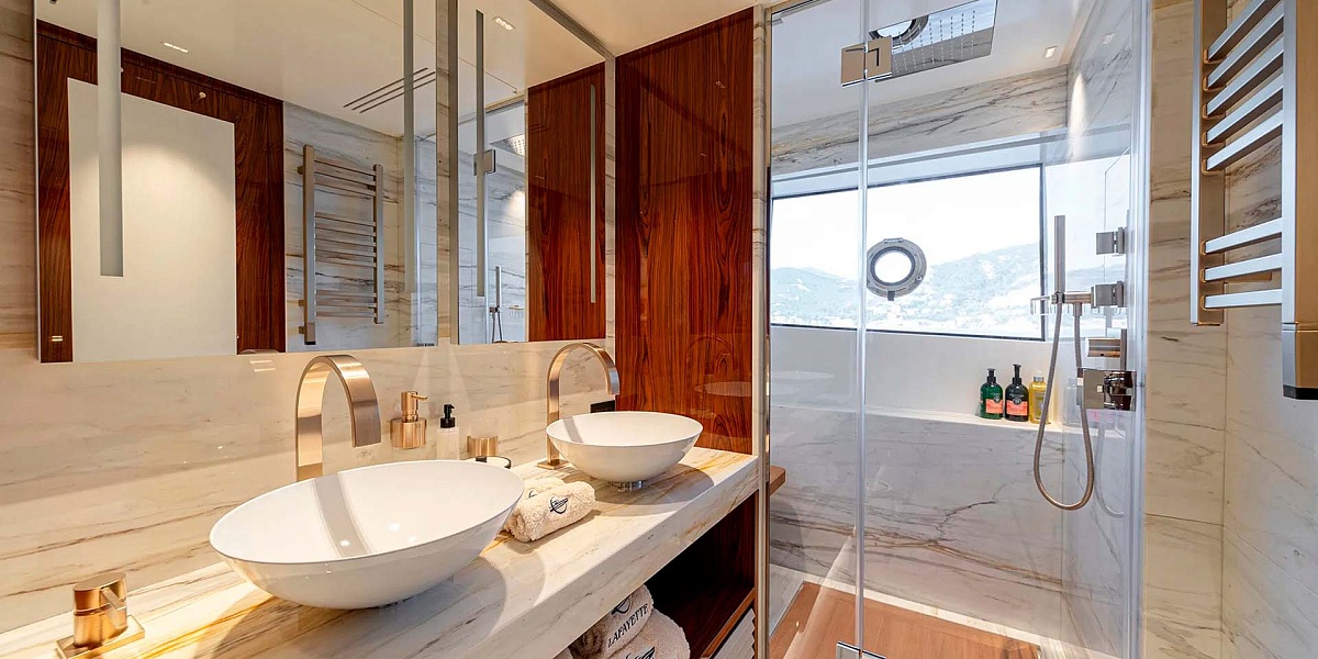 Аренда моторной мега яхты Amer 120 LAFAYETTE во Франции